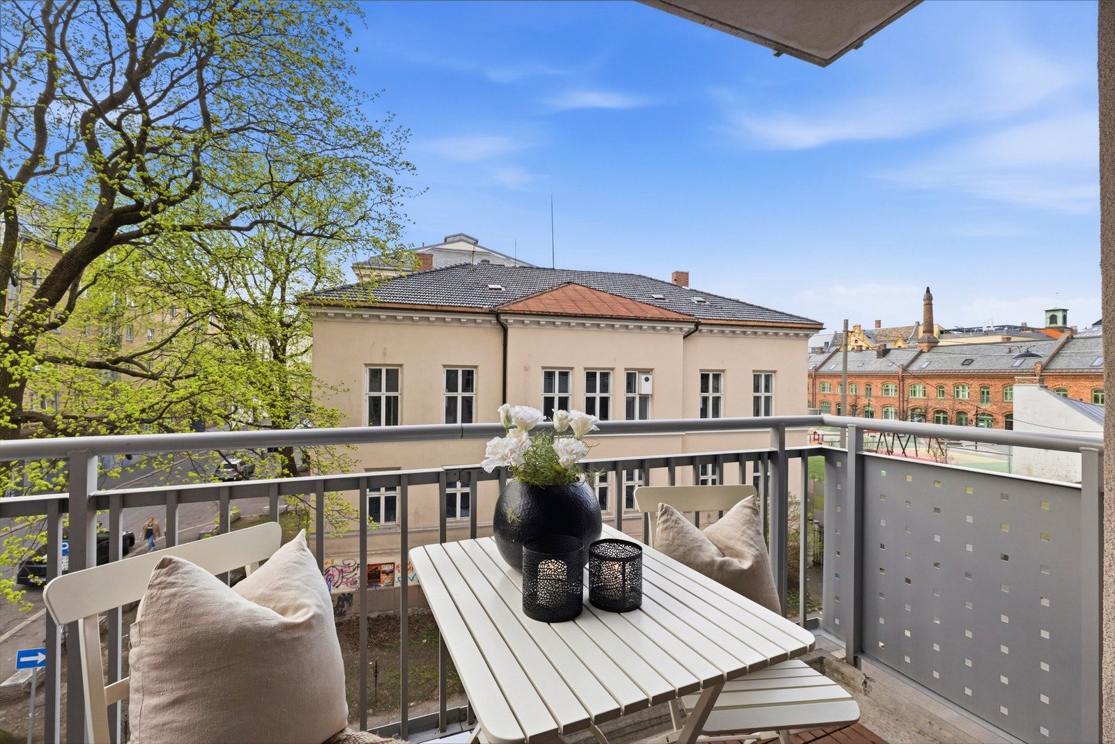 Med god plass til sittegruppe eller cafésett ligger alt til rette for å nyte både morgenkaffe, rolige ettermiddager og sosiale kvelder utendørs. Galleribilde