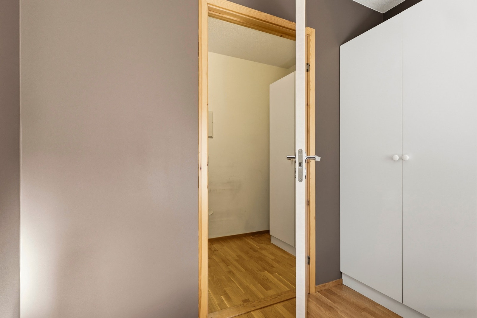 I tilknytning til hovedsoverommet er det direkte adkomst til bod som gir god lagringsplass. Rommet kan benyttes etter behov og vil egne seg godt som walk in closet. Galleribilde