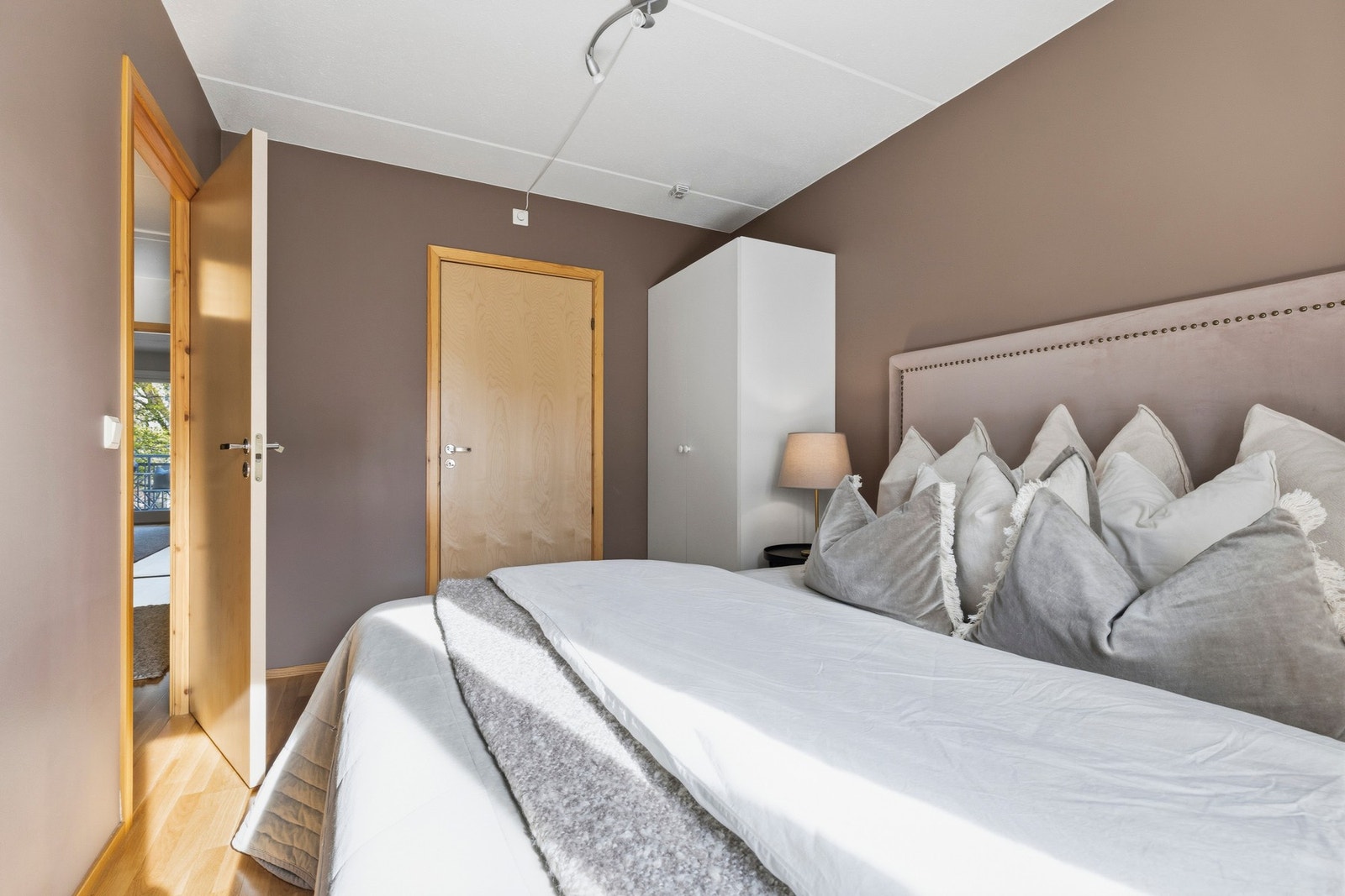 Hovedsoverommet er romslig med god plass til dobbeltseng, nattbord og annet møblement man måtte ha behov for. Galleribilde