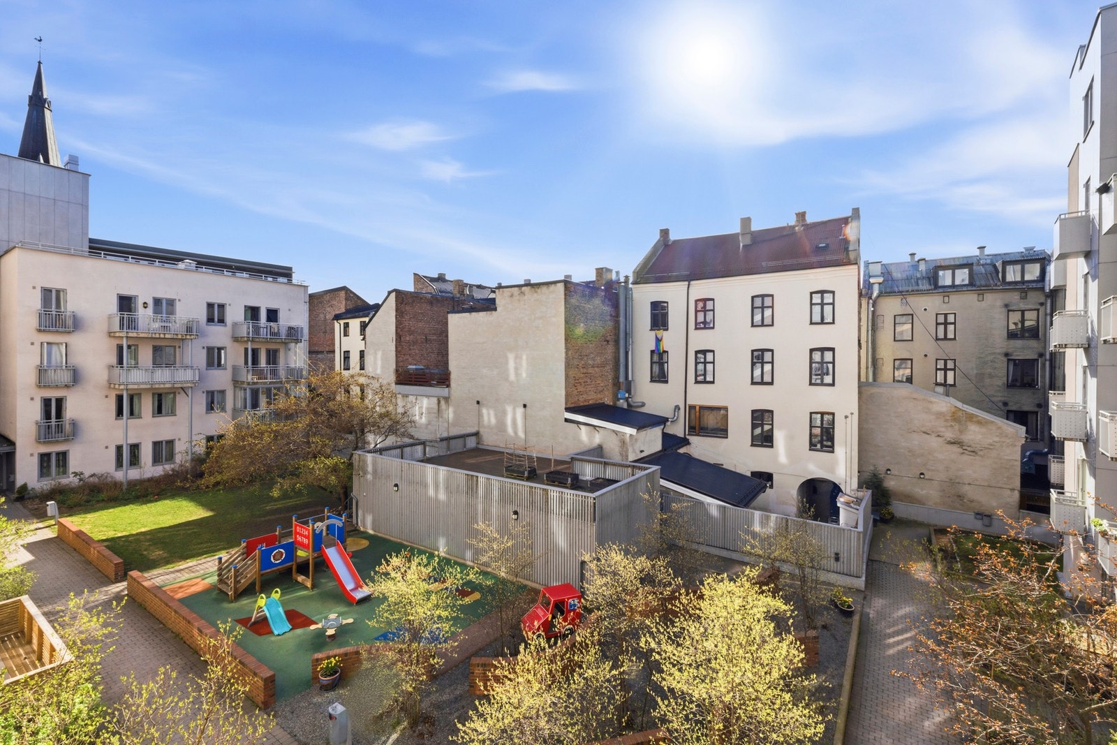 Det er en attraktiv leilighet som kombinerer sentral beliggenhet, god planløsning og fine utearealer - perfekt for deg som ønsker en urban livsstil med alt innen rekkevidde. Galleribilde