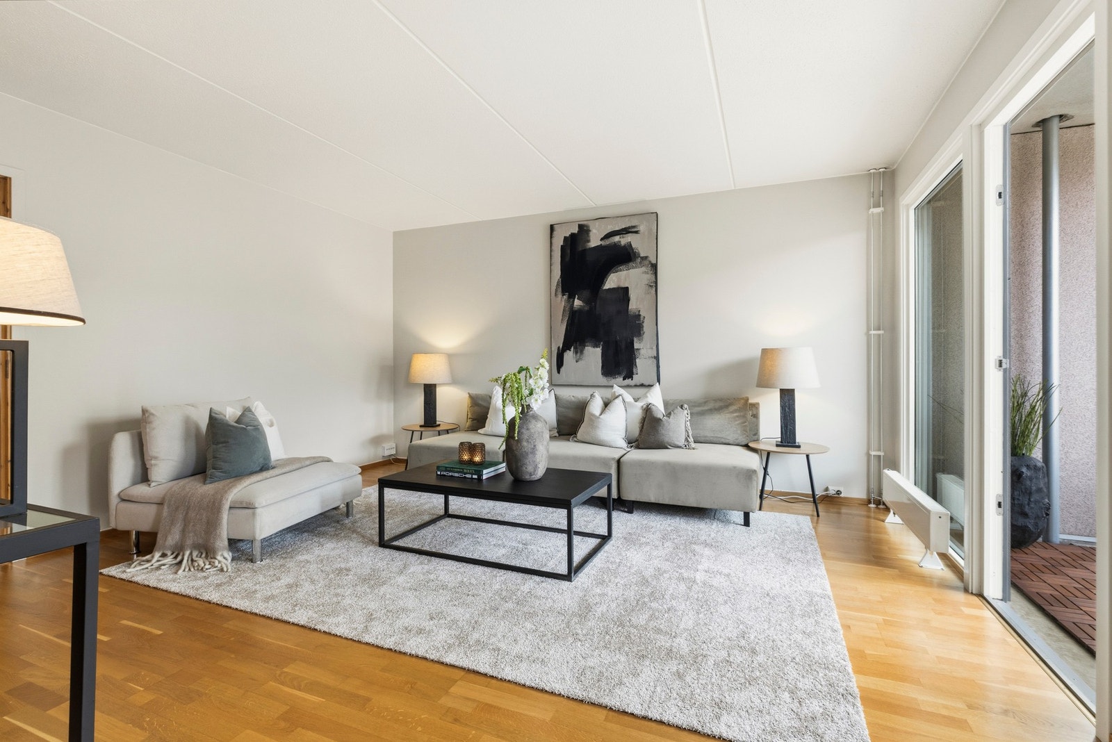 Rommet har en naturlig inndeling som gir plass til både en romslig sofagruppe og spisebord - perfekt for både hverdagsliv og sosiale sammenkomster. Galleribilde