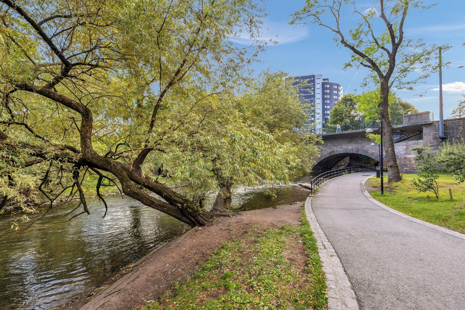 Tur- og rekreasjonsmuligheter langs Akerselva er lett tilgjengelig, samt kort vei til grøntområder som Kubaparken, Botanisk hage, Olaf Ryes plass og Sofienbergparken. Galleribilde