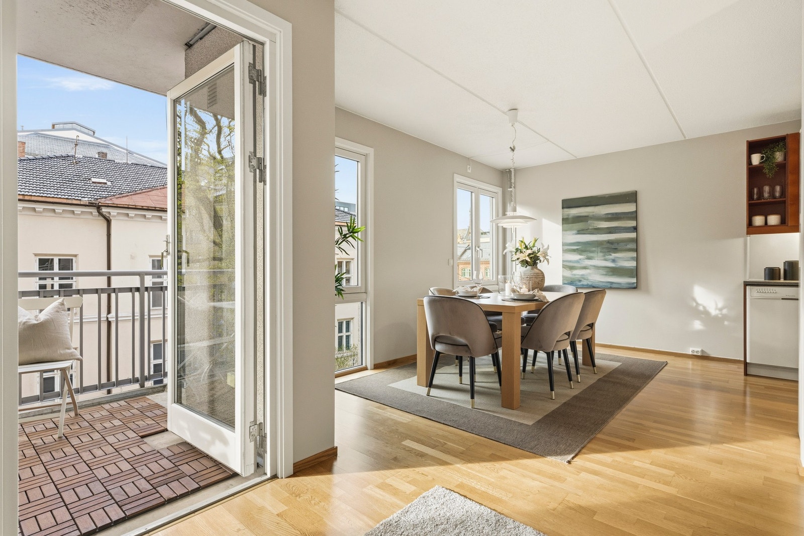 Spiseplassen i tilknytning til kjøkkenet innbyr til sosialt samvær med familie og venner. Galleribilde