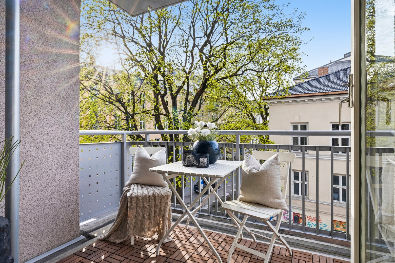 Boligen tilbyr ettertraktede fasiliteter som solrik balkong med ettermiddagssol, takterrasse, heis, parkeringsplass i garasjeanlegg, med en skjermet beliggenhet i et urbant område i Oslo.
Foto og video av Marika Mørkestøl Galleribilde