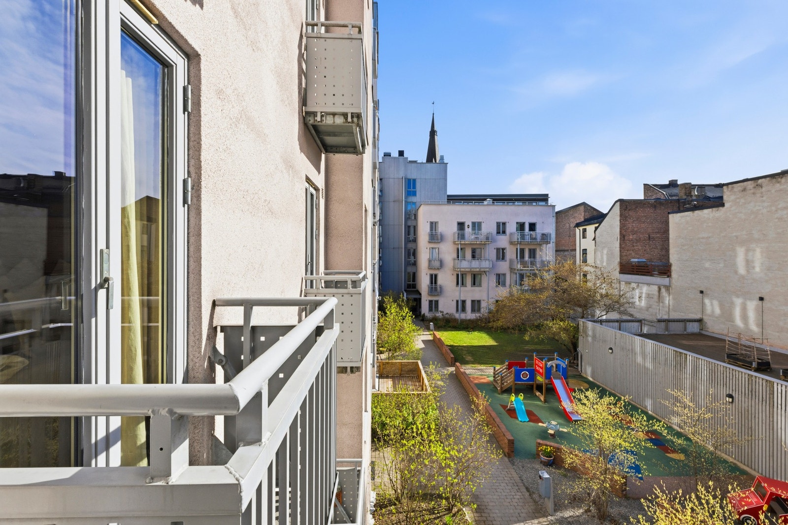 Fra soverom 2 er det utsikt mot hagen og luftebalkongen fra hovedsoverommet. Galleribilde