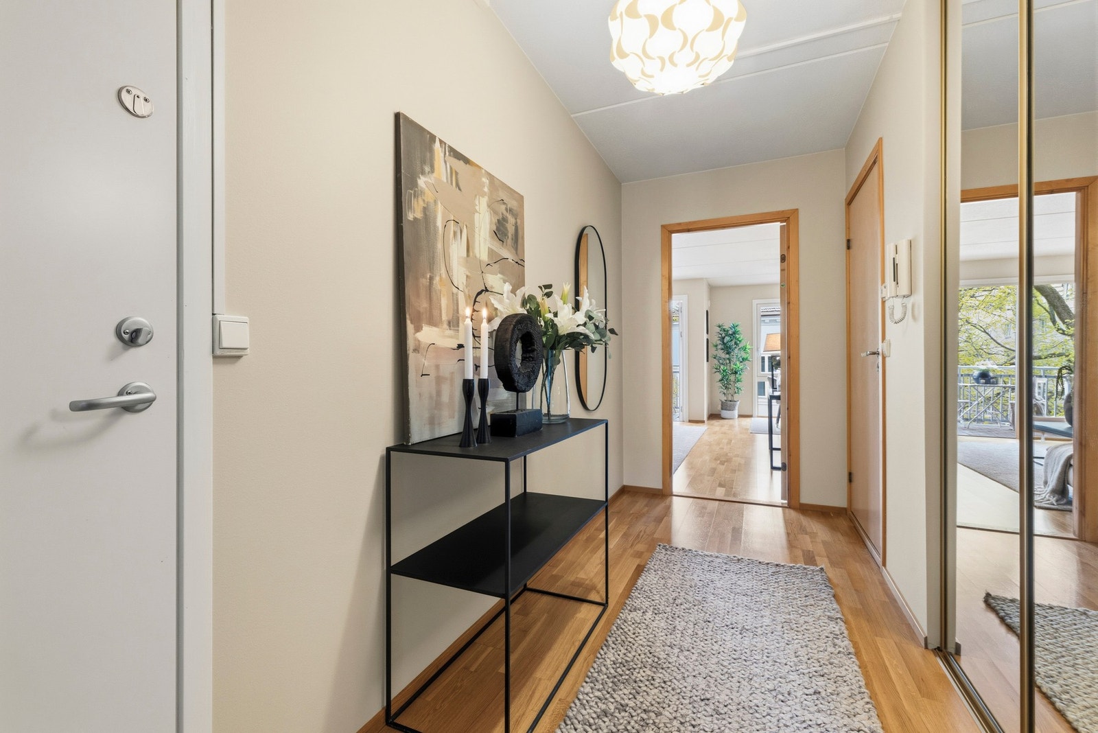 I entréen er det god plass til oppbevaring av yttertøy og sko i en romslig skyvedørsgarderobe, og en naturlig overgang videre inn i leilighetens åpne og sosiale oppholdsrom. Galleribilde
