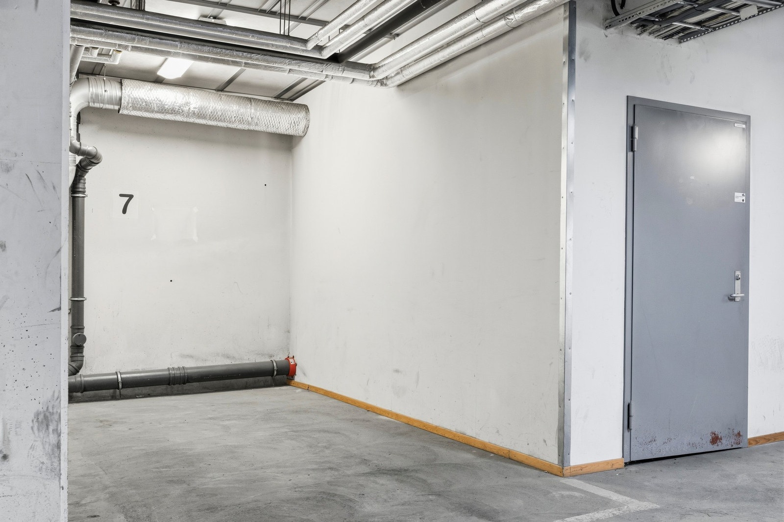 Plass nr. 7 følger boligen og er skjermet fra andre bildører, da den har vegger på hver side. Galleribilde