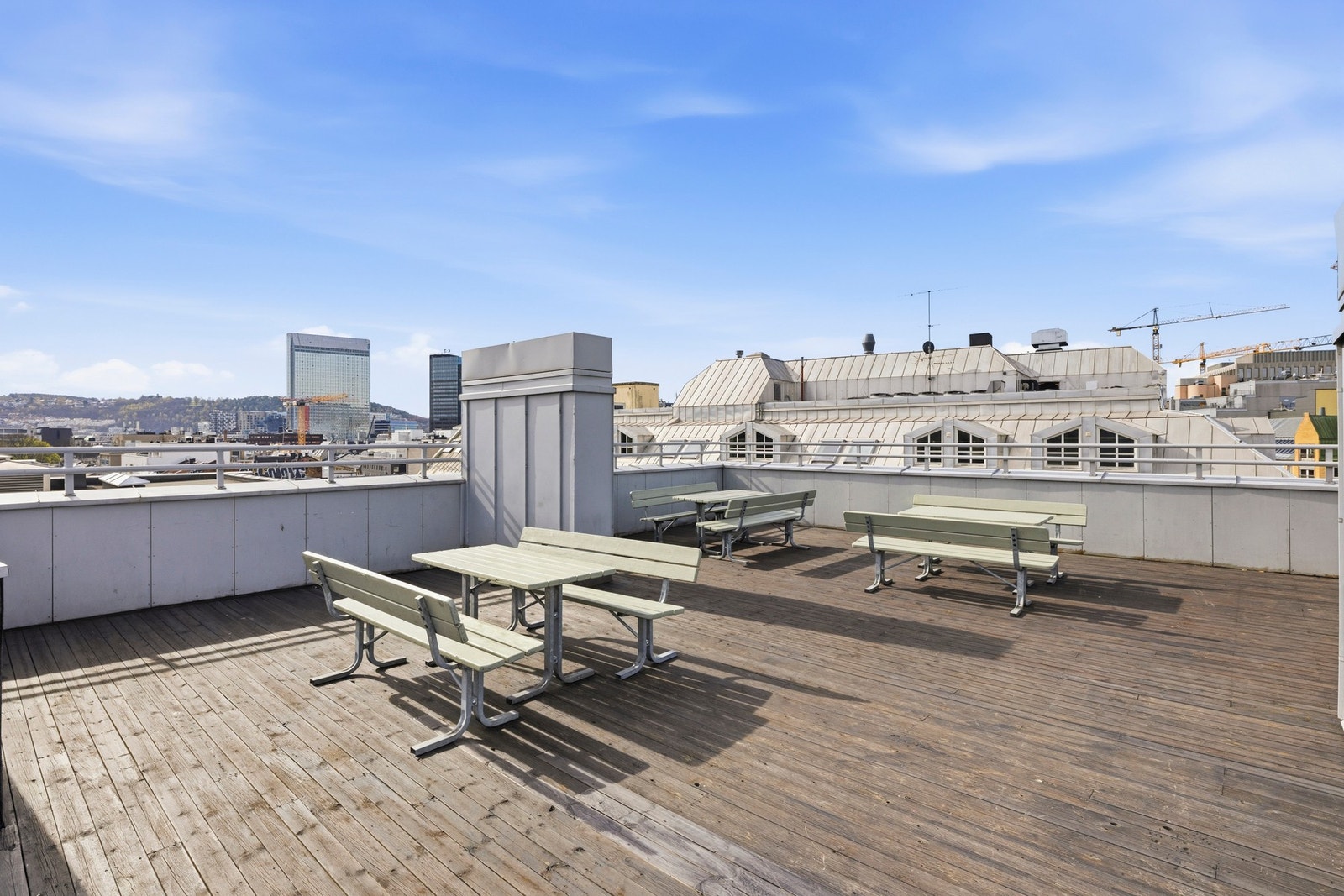 I tillegg til privat balkong og luftebalkong har bygget en felles takterrasse - et attraktivt tillegg hvor man kan nyte sol, utsikt og sosiale sammenkomster i hyggelige omgivelser. Galleribilde