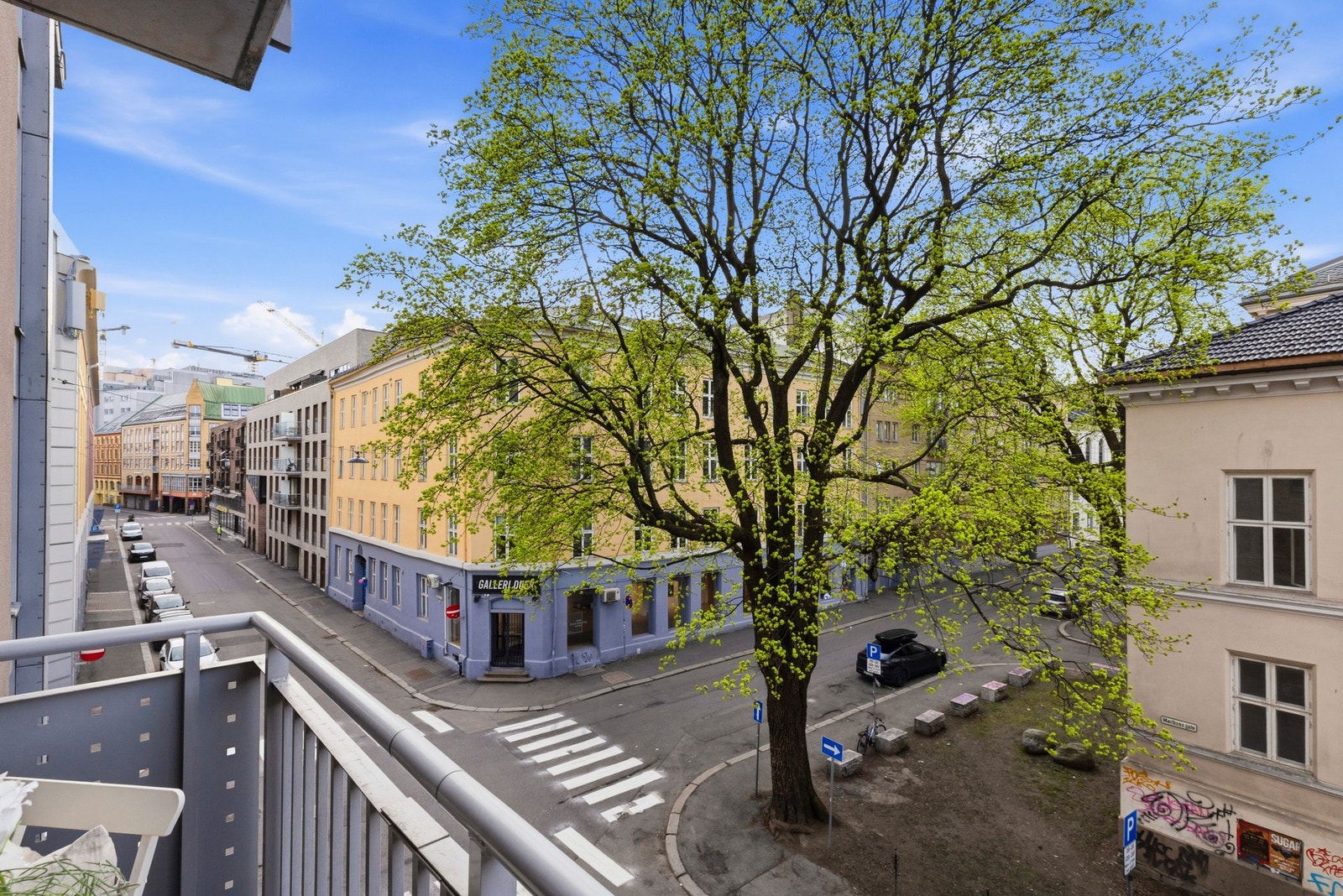 Bygget ovenfor leiligheten har tidligere vært benyttet som skole og er per i dag ikke i bruk, noe som gir lite innsyn og en skjermet opplevelse i leiligheten. Galleribilde