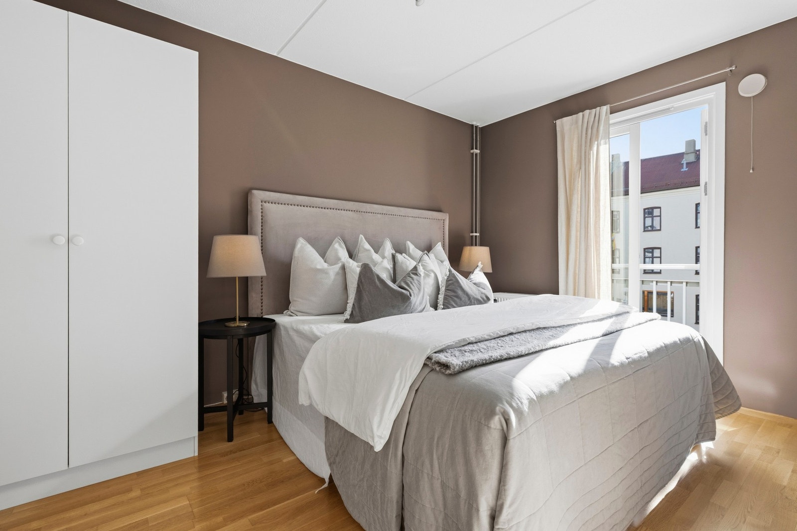 Hovedsoverommet har utgang til en mindre luftebalkong (ca. 1 m²), som gir en ekstra luftemulighet og en fin tilknytning til uteareal. Galleribilde