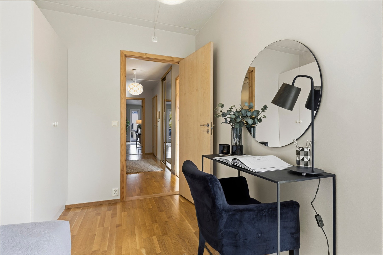 Det andre soverommet egner seg godt som gjesterom, barnerom eller hjemmekontor. Galleribilde