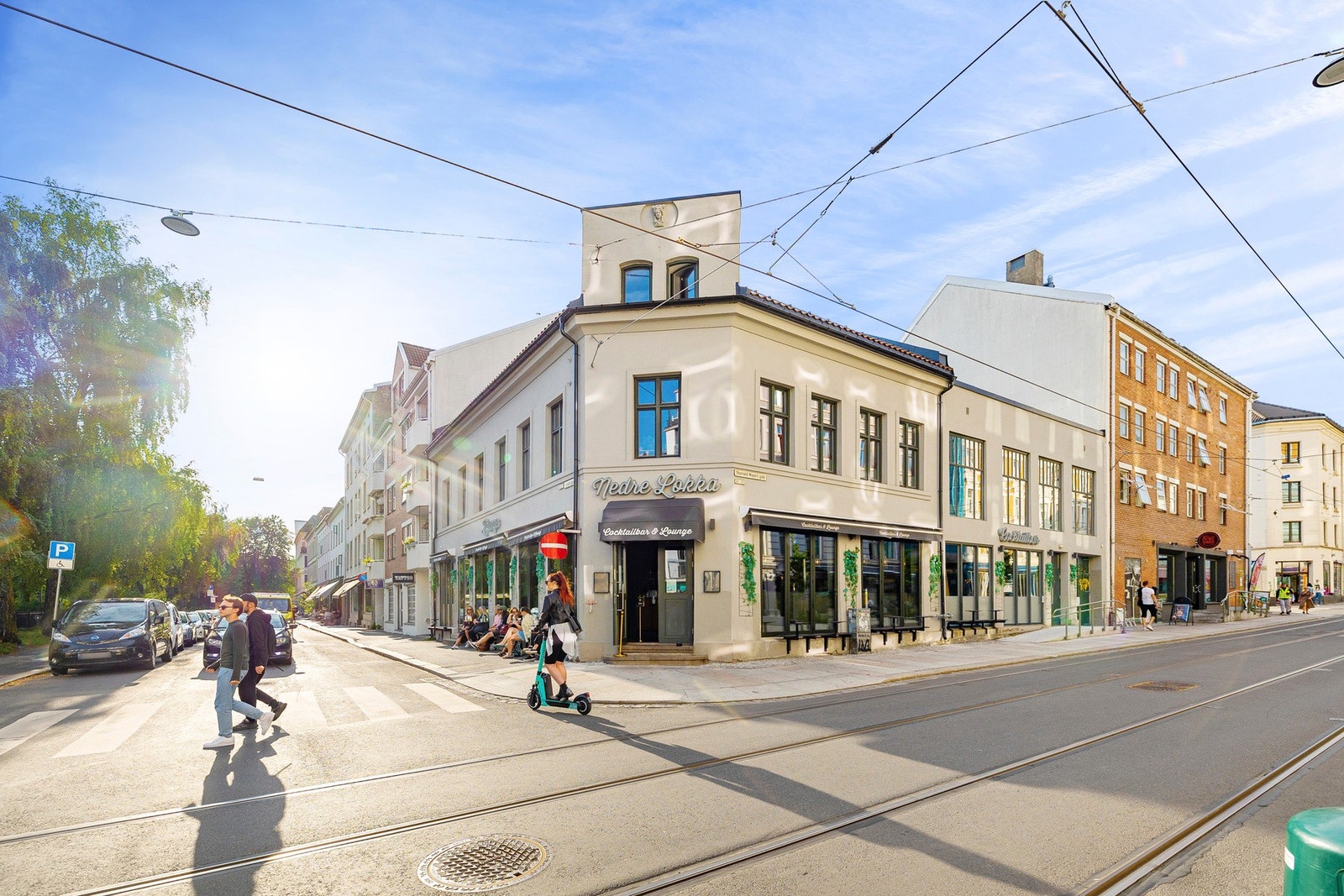 Området strekker seg fra Youngstorget og videre østover. Flere kjente spisesteder og barer, som Arakataka, Oslo Street Food, Piscoteket, Munchies og Crow Bar, ligger innen kort gangavstand. Galleribilde