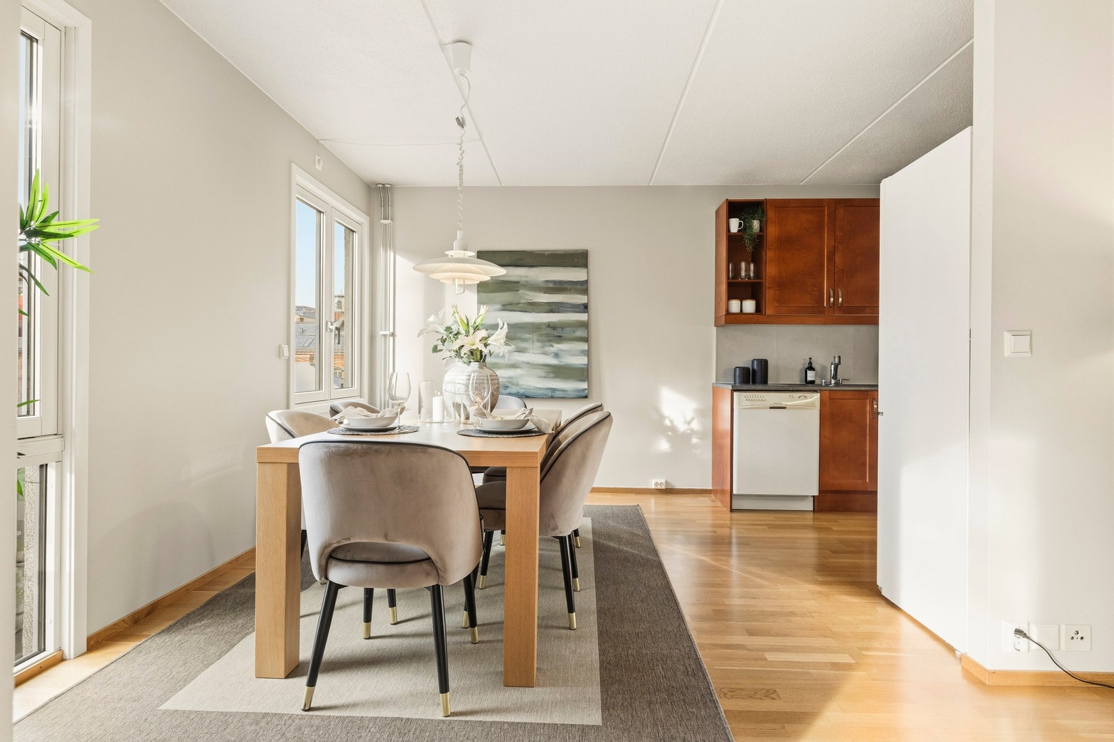 Stue, spisestue og kjøkken er delt inn i ulike soner, der man får det adskilt, men likevel åpent for det sosiale. Galleribilde