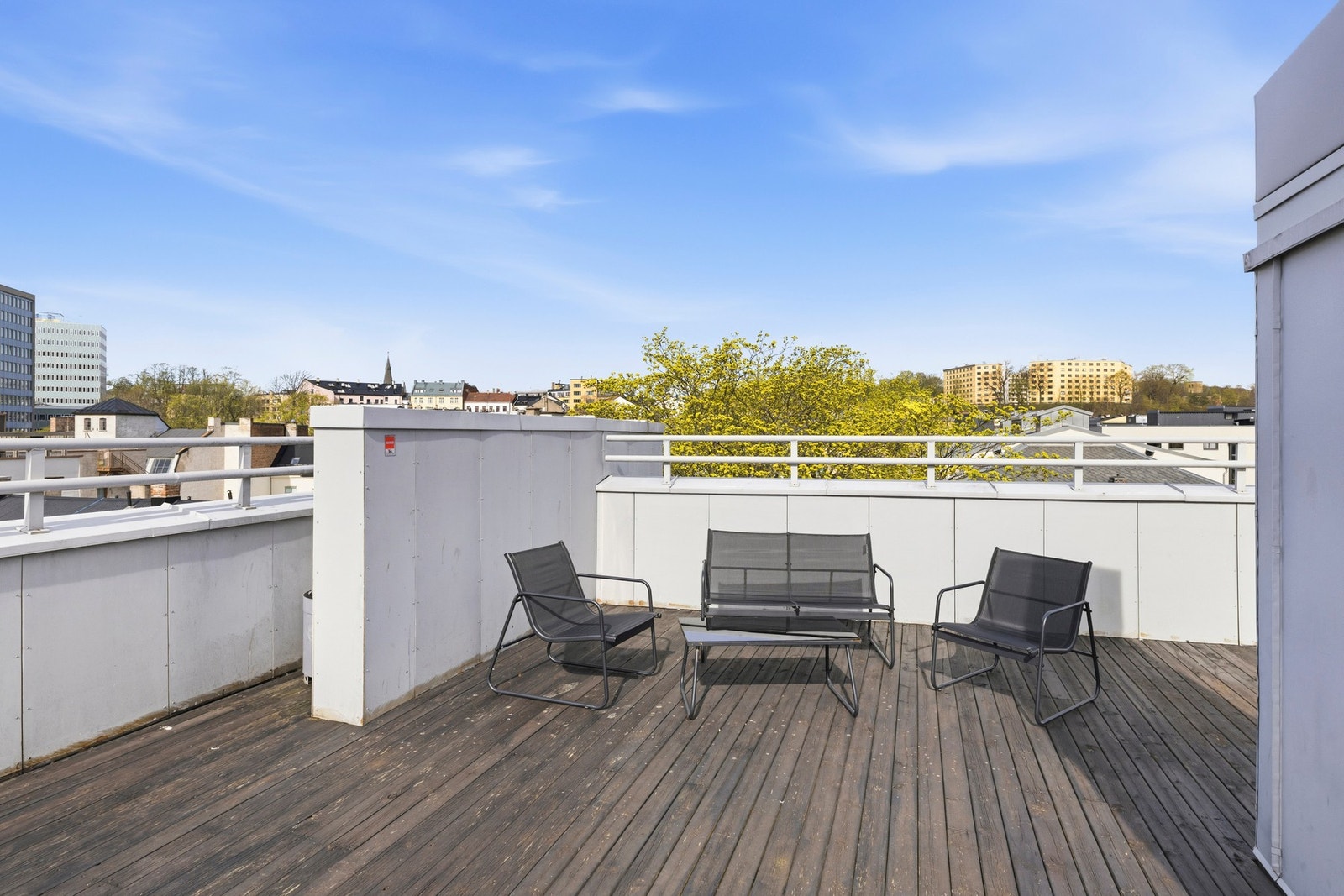 Felles takterrasse med flere sittegrupper og soner. Fra 7. etasje har du en enorm utsikt over byen. Galleribilde