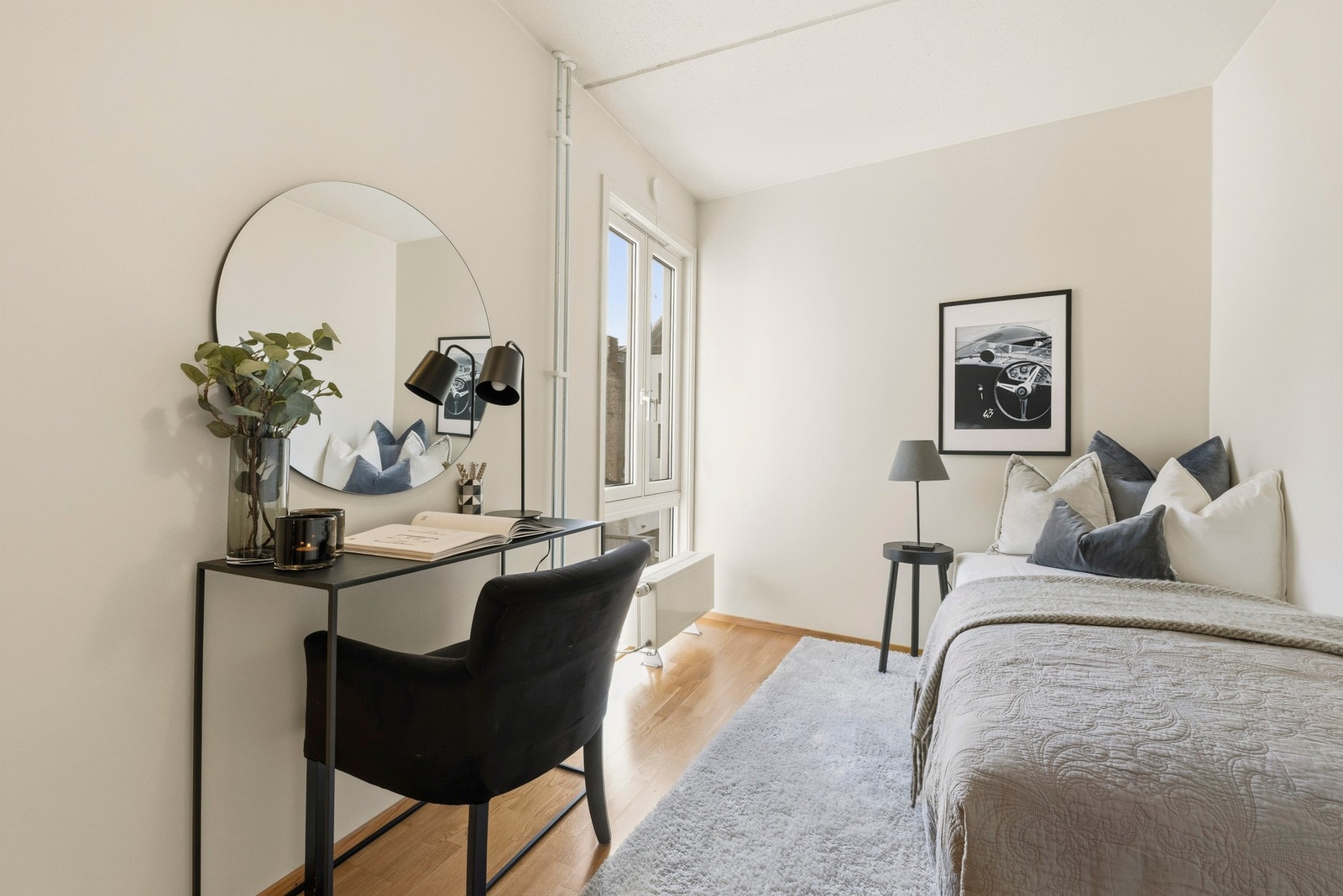 Her er det også god plass til seng, nattbord og annet møblemet. Galleribilde