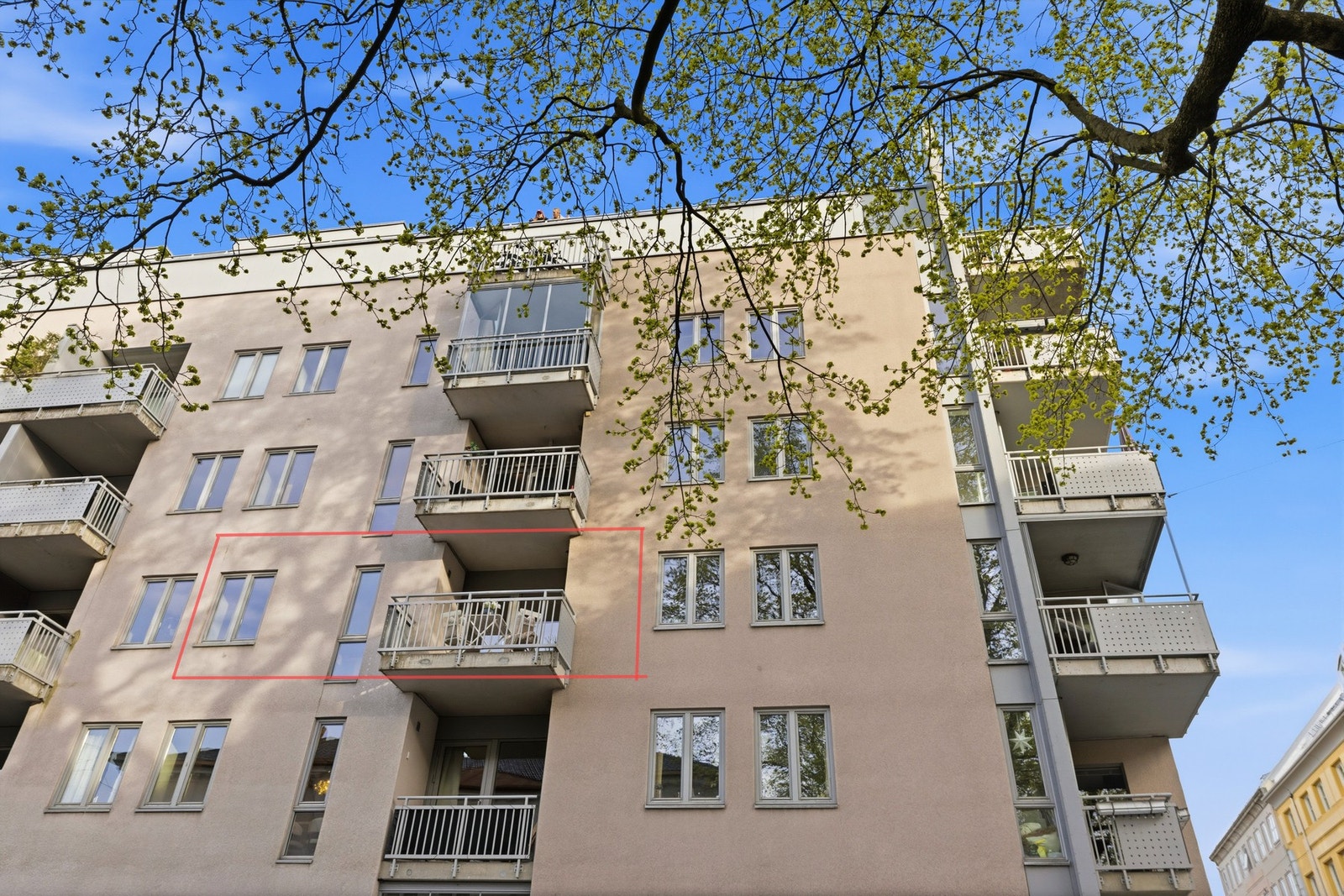 Beliggenheten er luftig uten innsyn, da bygget på andre siden av gaten står tomt. Galleribilde