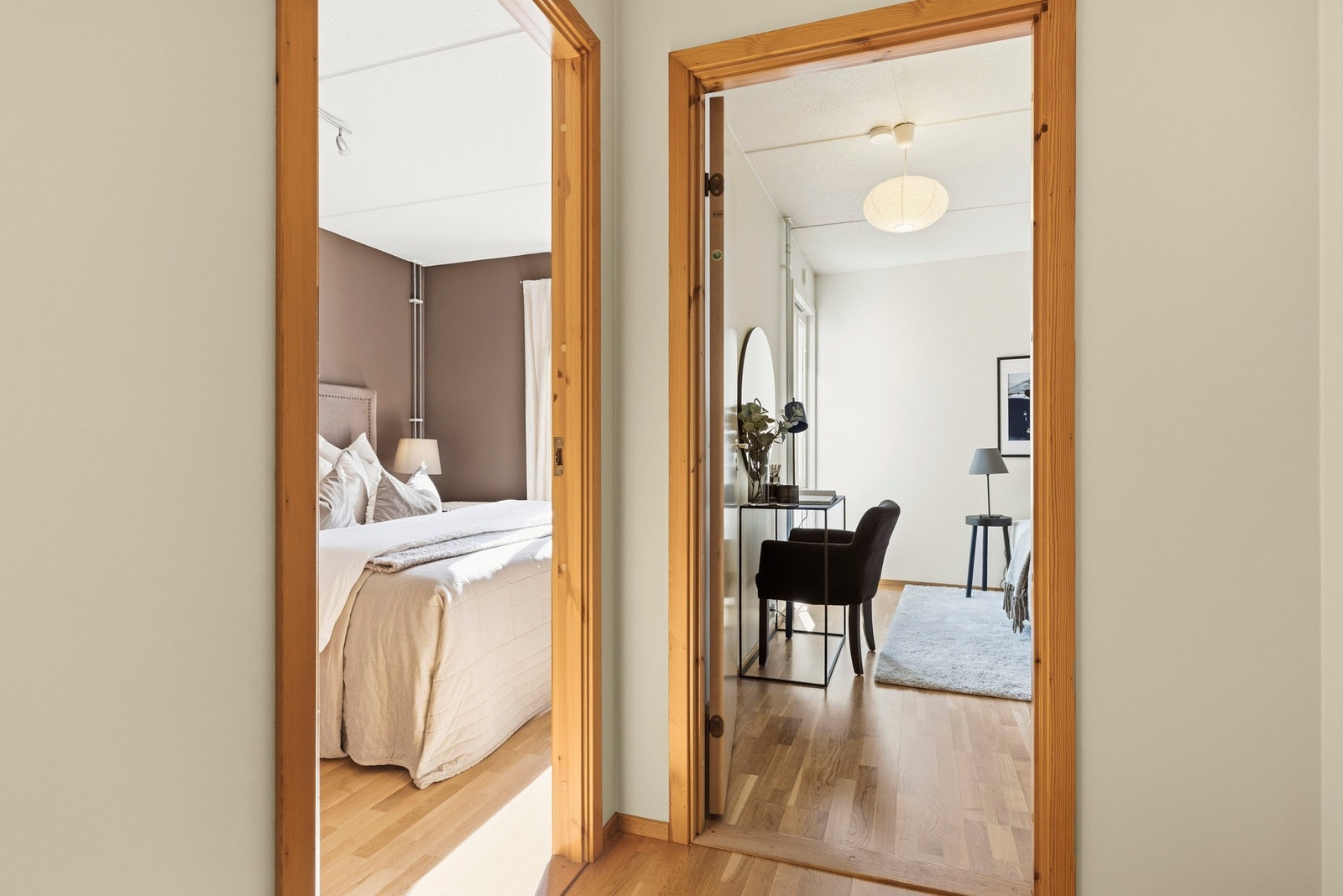 Fra entréen er det adkomst inn til soverommene, der begge vender mot bakgård. Galleribilde