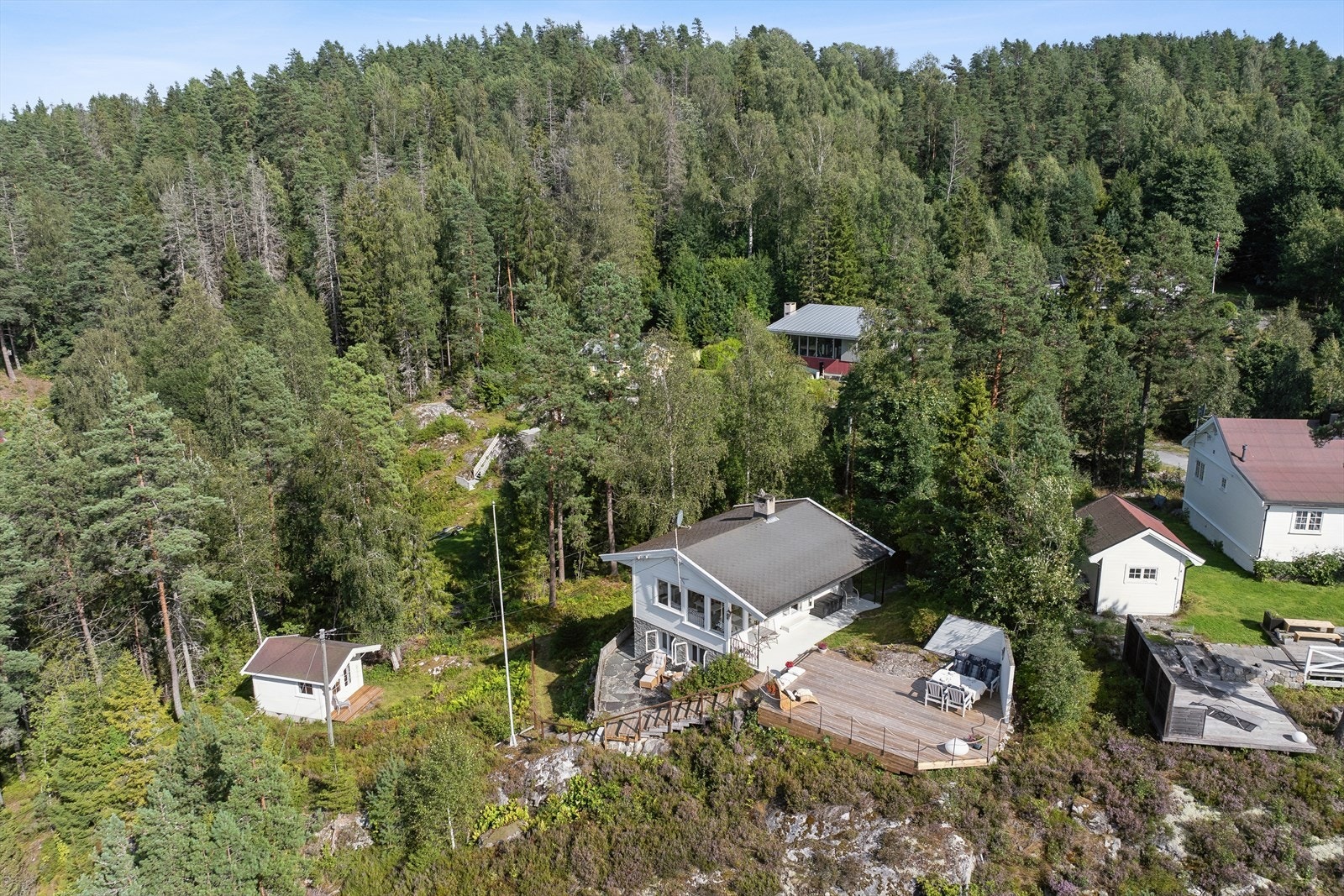 En koselig hytte med en høy og fri beliggenhet som gir flott utsikt over sjøen og de naturskjønne omgivelsene. Galleribilde