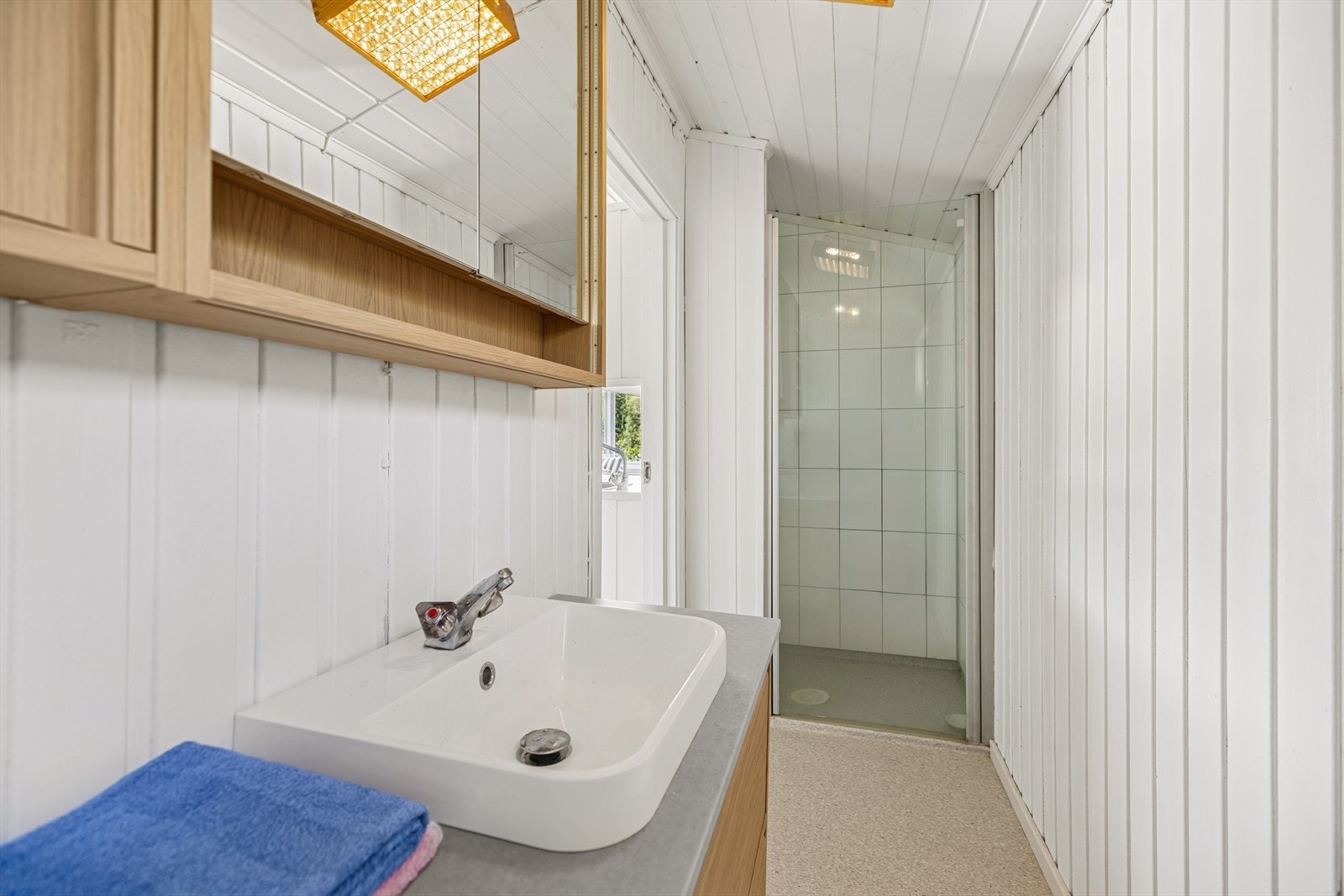 I tilknytning til badet er det et eget rom med dusjkabinett. Galleribilde