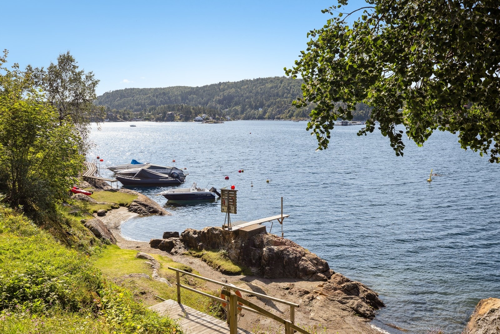 Fra eiendommen er det kort vei ned til en liten strand og fine bademuligheter fra svaberg. Galleribilde