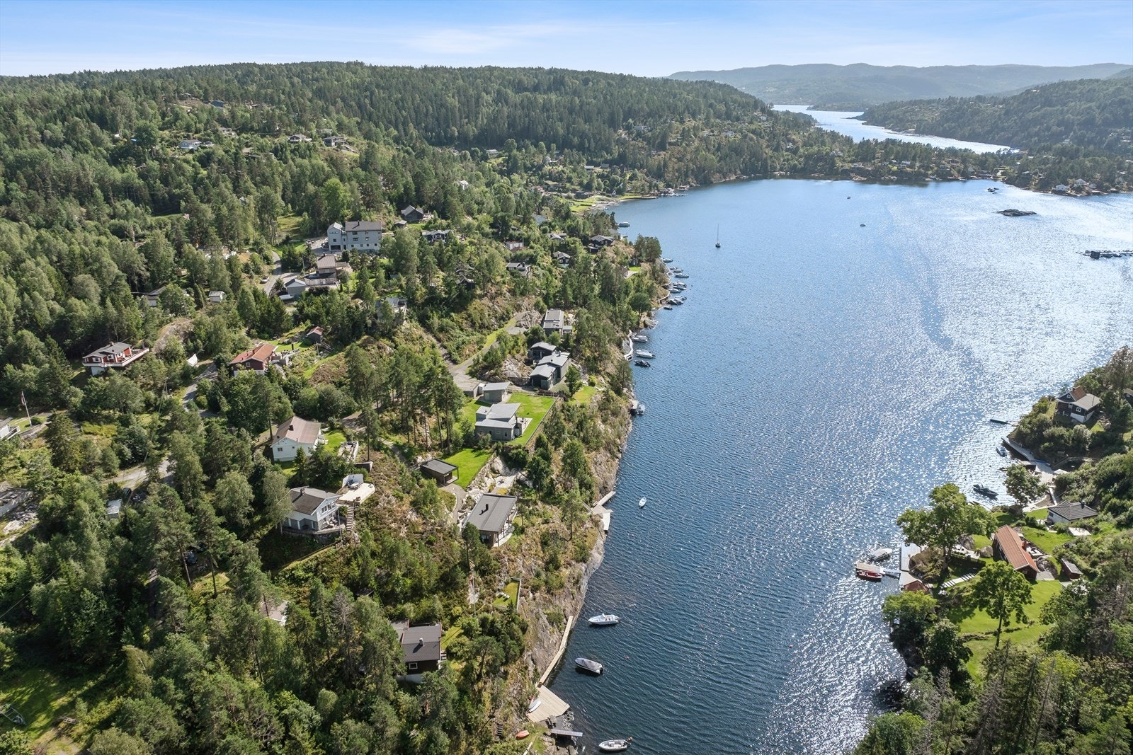 Området byr på flott kystlandskap med skogkledde åser og en levende skjærgård. Galleribilde
