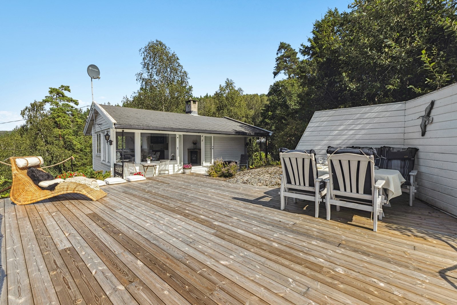 Rundt hytta er det flere solrike uteplasser, inkludert en stor treterrasse som blir en naturlig forlengelse av stuen. Galleribilde