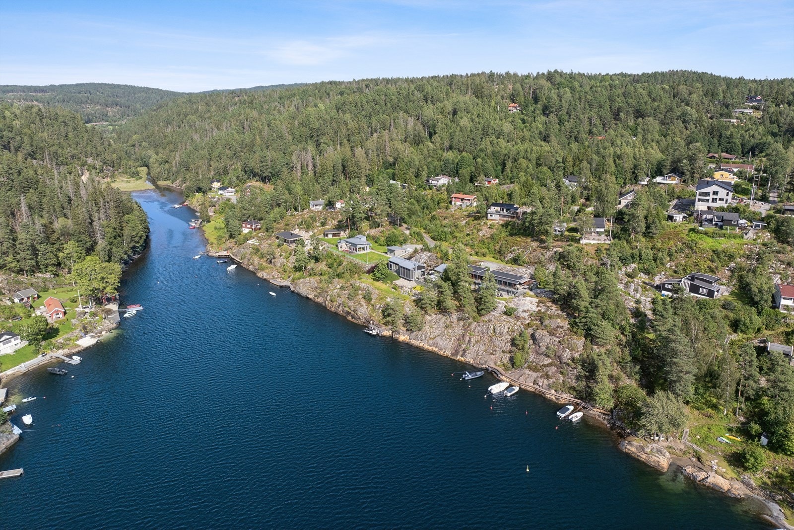Eiendommen ligger vakkert til i et etablert hytteområde i indre Hallangspollen med nærhet til sjøen. Galleribilde