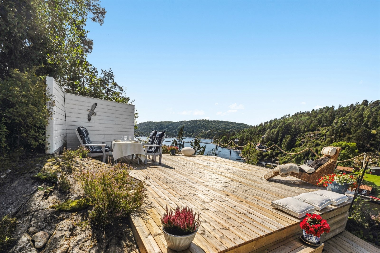 Her kan du nyte solen og den flotte utsikten over vannet helt usjenert. Galleribilde