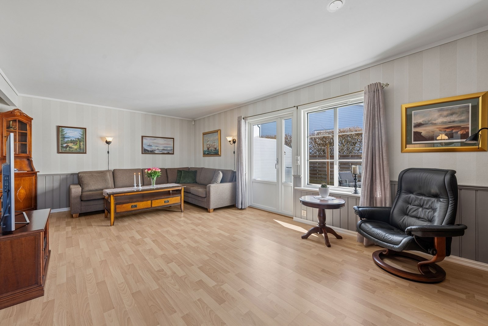 Stuen har god plass til både sofagruppe og spisebord/flere sittegrupper, og oppleves som lys og innbydende. Galleribilde