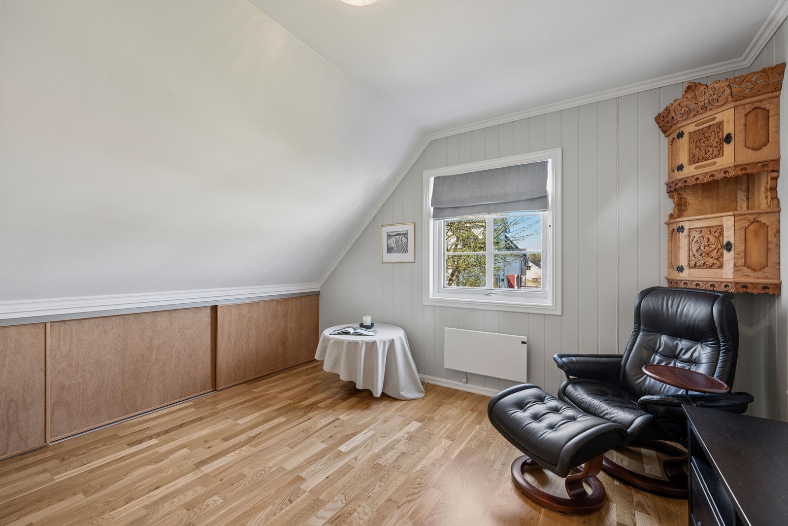 Soverom tre har også flere bruksmuligheter og er i dag innredet som en ekstra stue. Galleribilde