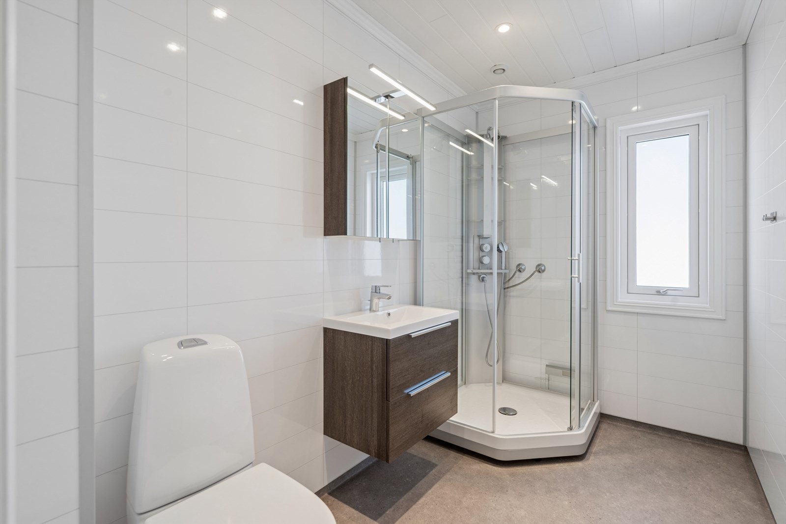 Badet i 2. etasje ble oppgradert i 2019, med nytt gulv lagt i 2025. Rommet har baderomsplater på vegger og vinylbelegg med elektriske varmekabler på gulvet. Galleribilde