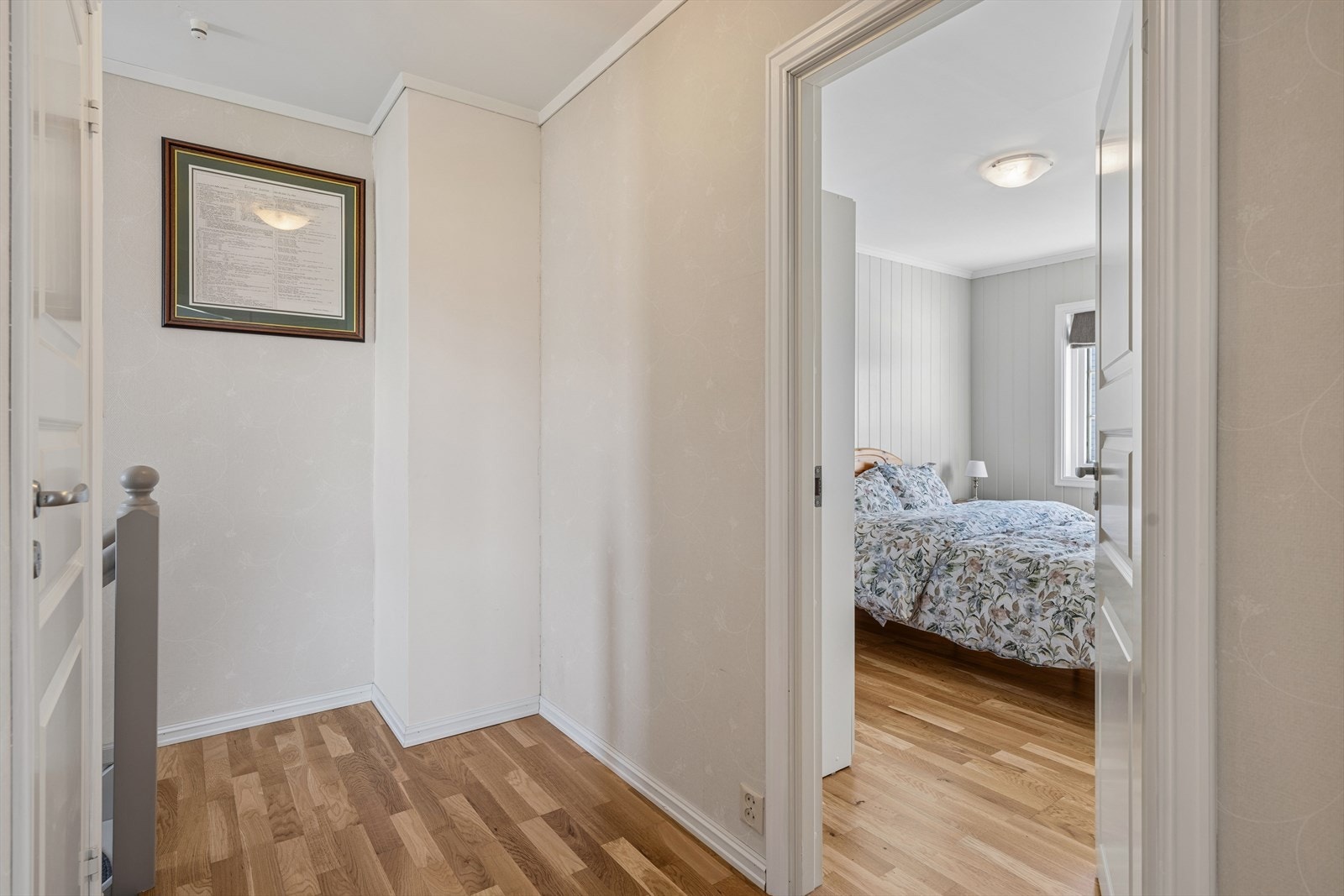 2.etasje består av gang, tre soverom og bad. Gangen og soverommene ble oppgradert i 2019. Galleribilde