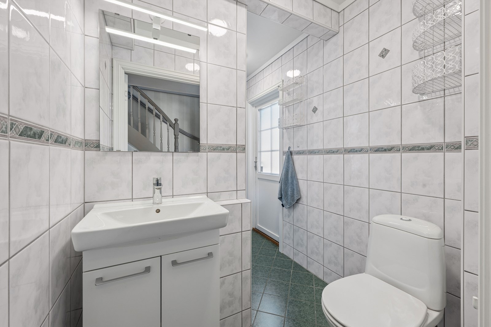 Badet er innredet med toalett, servant og dusjkabinett. Galleribilde