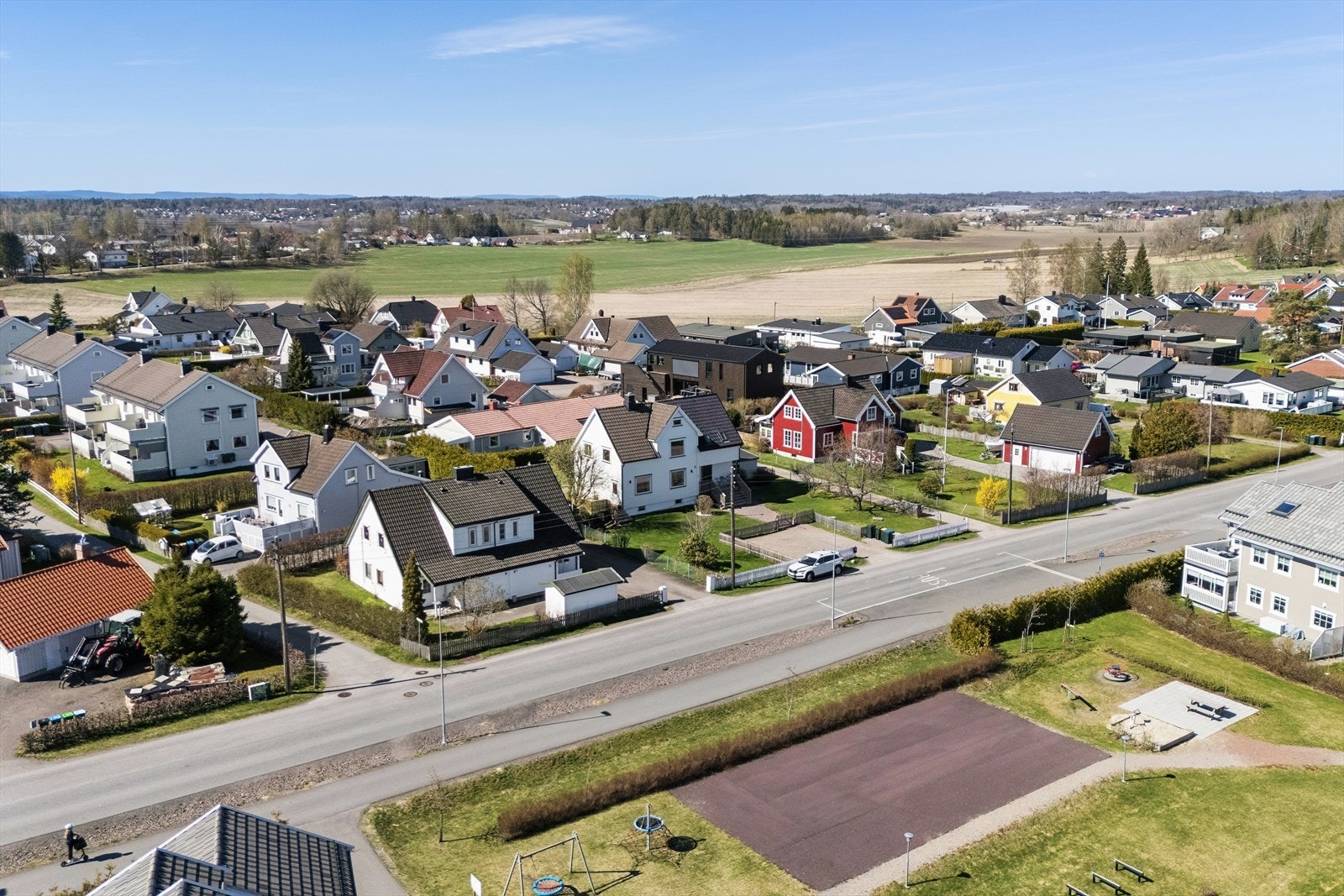 Området byr på rolige omgivelser med kort vei til skole, barnehage, dagligvarehandel og gode servicetilbud, samt enkel adkomst til sentrum. Galleribilde