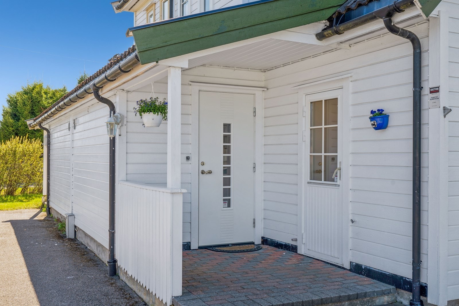 Inngangspartiet er opparbeidet med belegningsstein og er delvis overbygd. Galleribilde