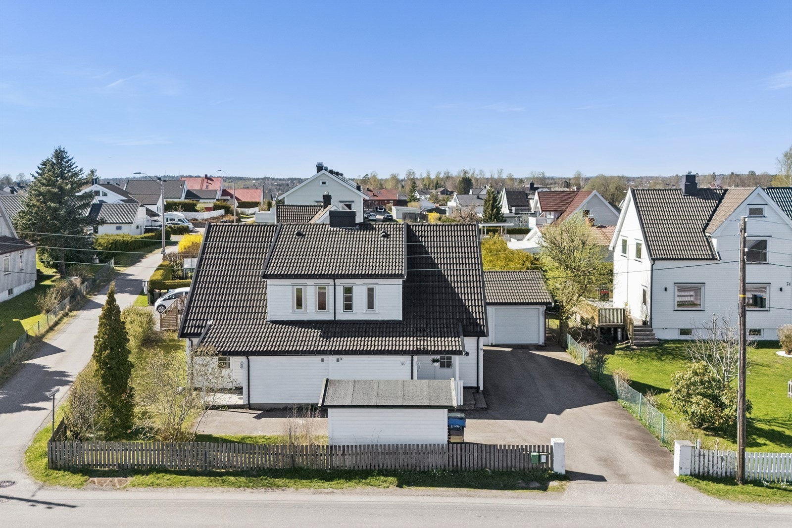 Boligen er oppført i 1993 og har en funksjonell planløsning over to etasjer. Galleribilde