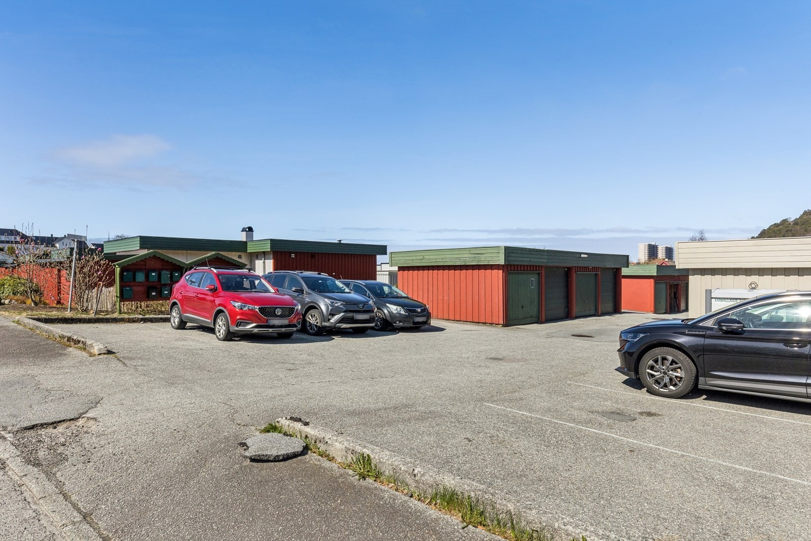 Gjesteparkering og egen garasje like ved boligen. Galleribilde