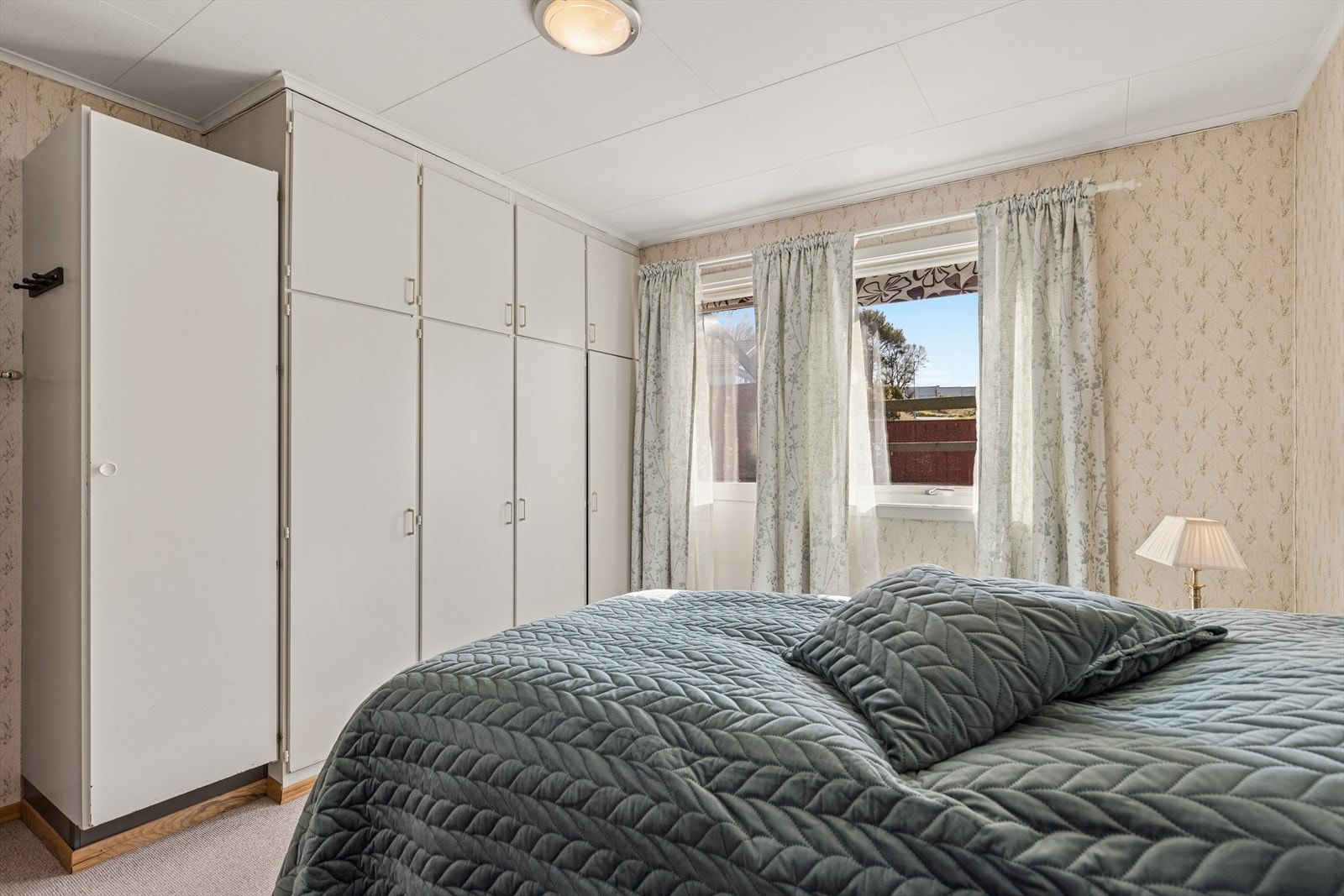 Soverommet har god plass til dobbeltseng og garderobe. Galleribilde