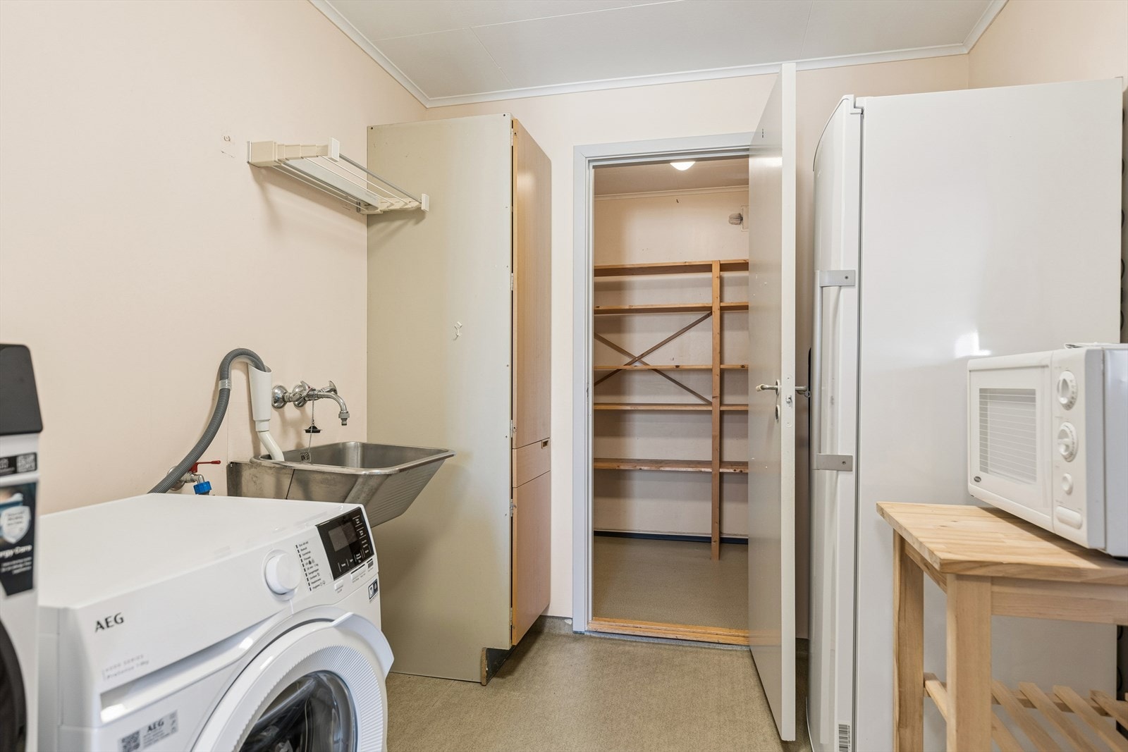 Praktisk vaskerom med egen inngang og videre tilgang til bod. Galleribilde