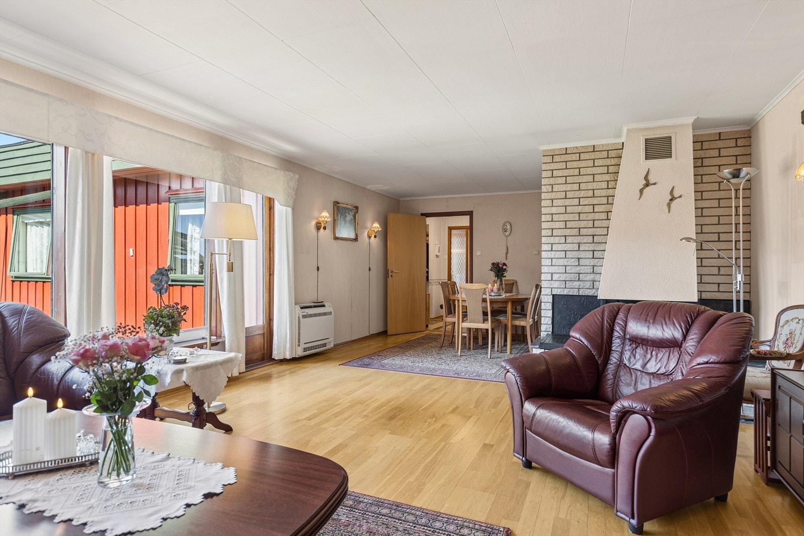 Fra stuen er det utgang til herlig skjermet hage. Galleribilde