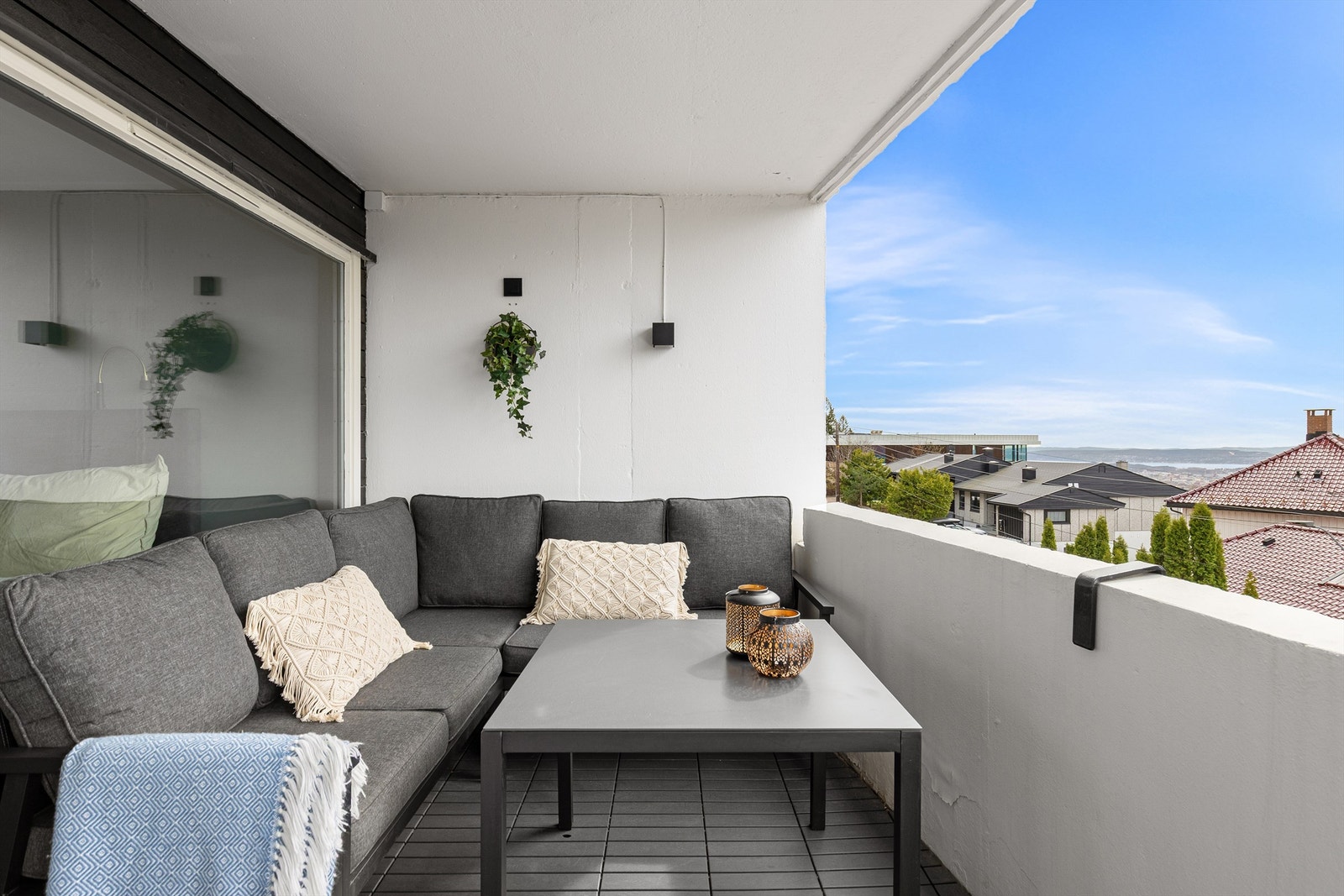 Balkongen vender mot vest og har svært gode solforhold, på sommerstid har en solen tidlig ettermiddag til sent på kveld. Galleribilde
