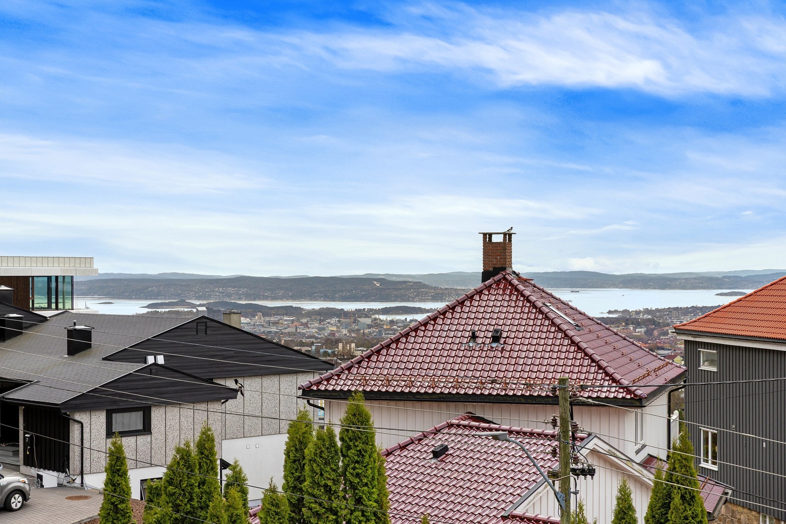 Fra balkongen er det fin utsikt mot Oslo sentrum, fjorden og Nesodden (bildet er zoomet). Foto: Petter Tanum Galleribilde