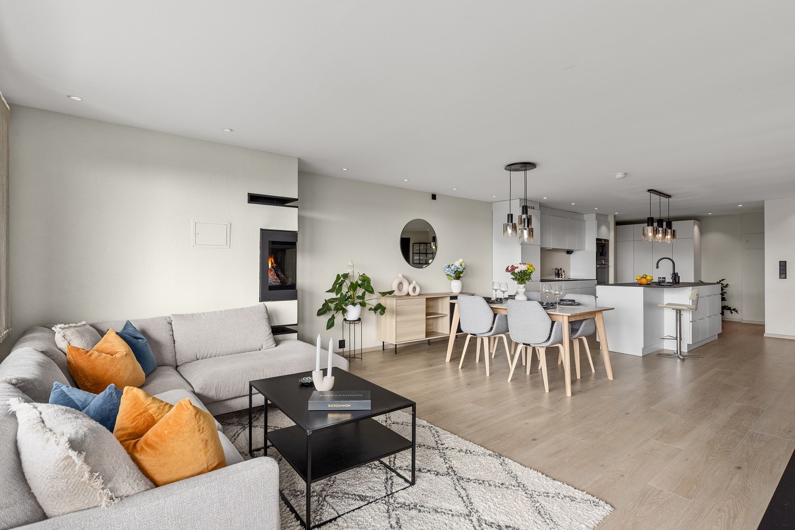 Rommet er holdt i lyse, moderne farger som står godt mot det lyse laminatgulvet. Det er lagt varmefolie i deler av stuen og kjøkkenet Galleribilde