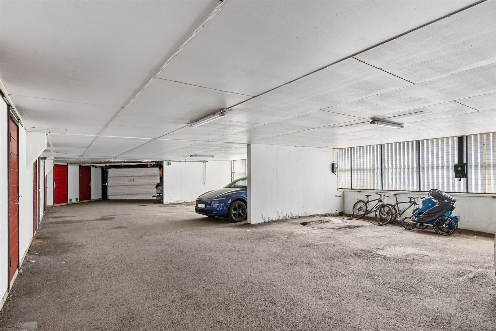 Det medfølger en garasjeplass i felles anlegg under bygget. Det er montert ladeboks på plassen. I dette området er også boden plassert. Galleribilde