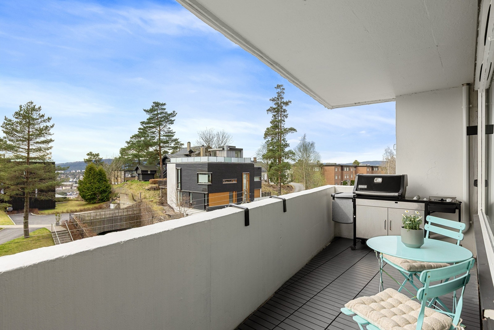 Balkongen er delvis overbygget, her kan man nyte lange sommerkvelder selv om det kommer en liten skur Galleribilde