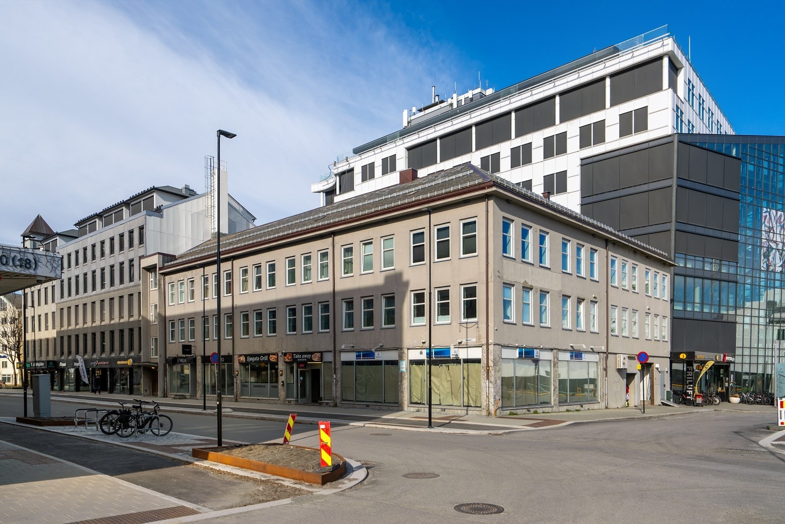 Bygget ligger svært sentralt, med bla. Glasshuset og torget rett over gaten. Galleribilde