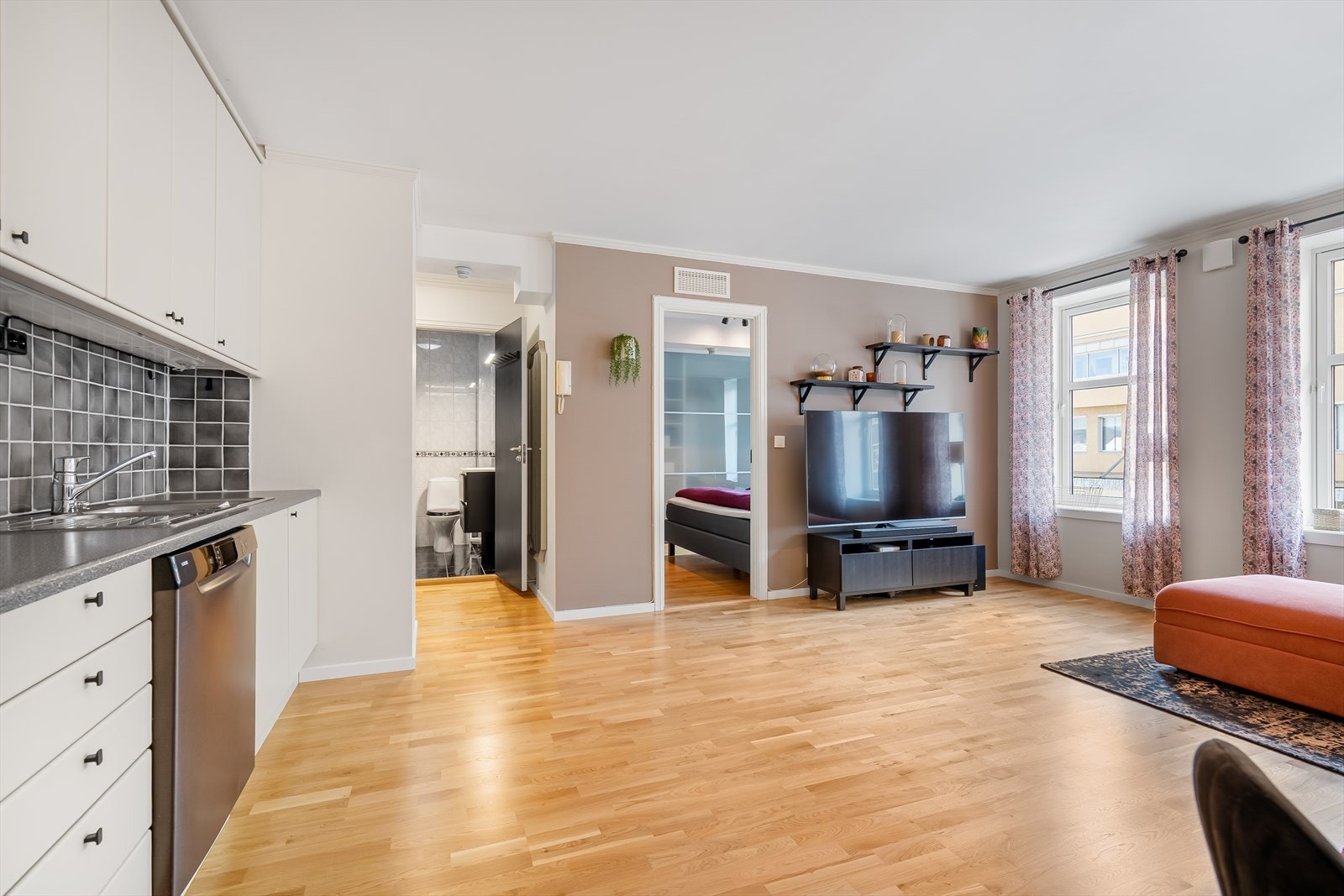 Fra stuen er det inngang til et romslig soverom Galleribilde