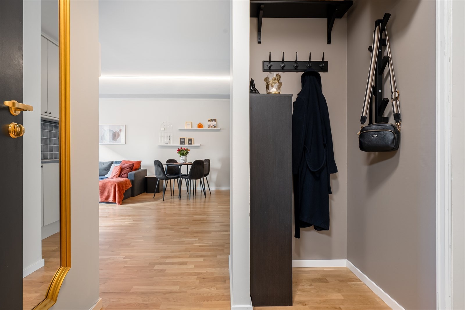 Romslig entré med god plass til både sko og oppheng av jakker og diverse Galleribilde