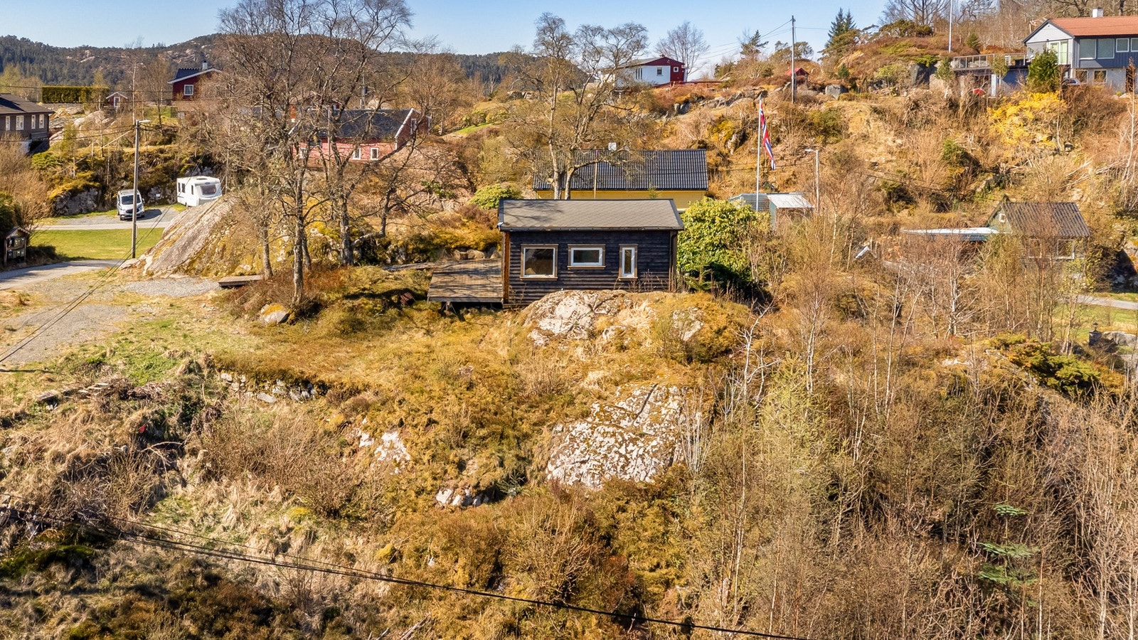 Det står en liten fritidsbolig på tomten idag. Galleribilde