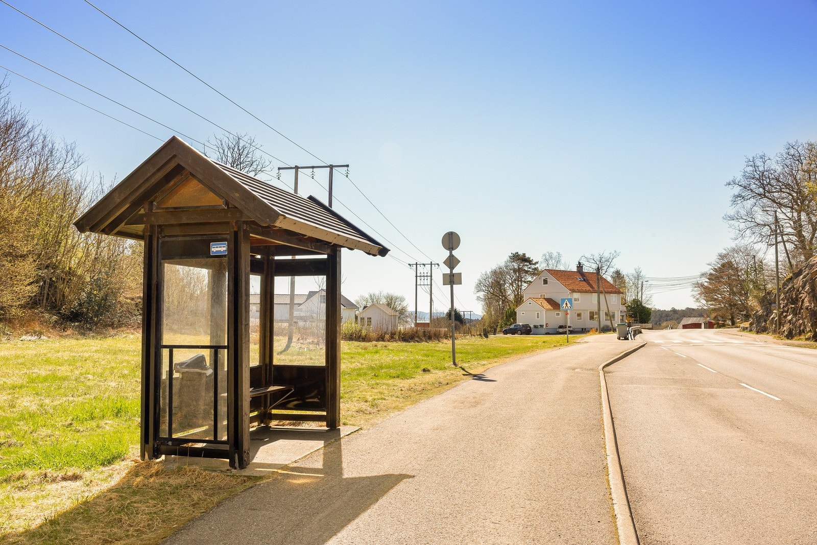 Krokeide busstopp ligger kort gange unna eiendommen. Galleribilde